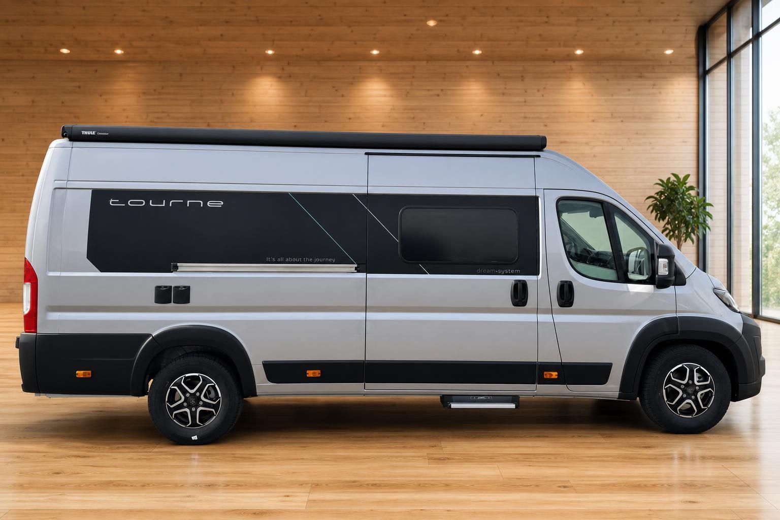 Tourne Camper Van seitliche Ansicht mit Thule Markise im Showroom