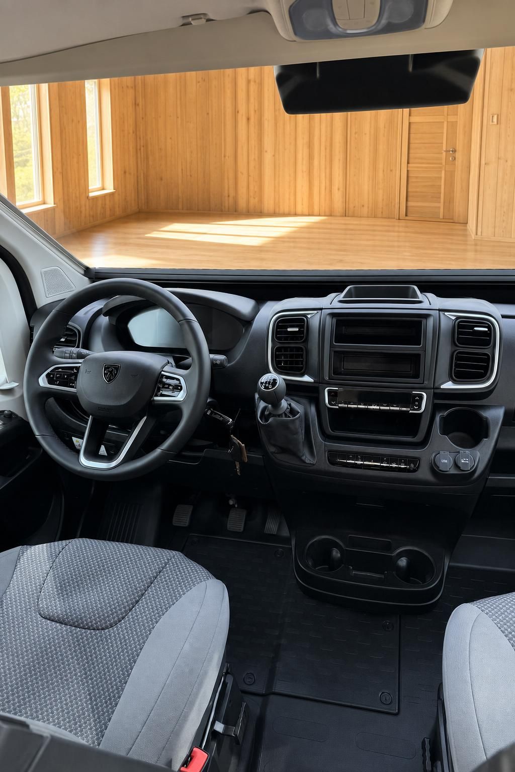 Cockpit und Armaturenbrett des Wohnmobils mit Lenkrad und Schaltung