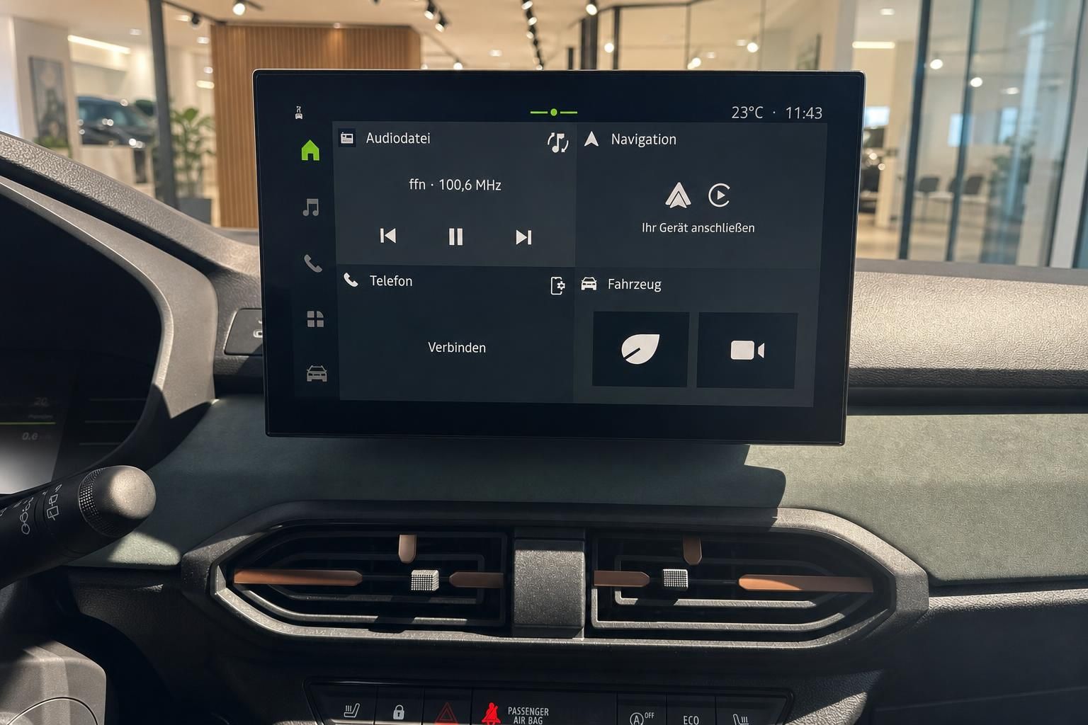 Fahrzeug-Infotainment-Display mit Navigationssystem und Medienfunktionen im modernen Design