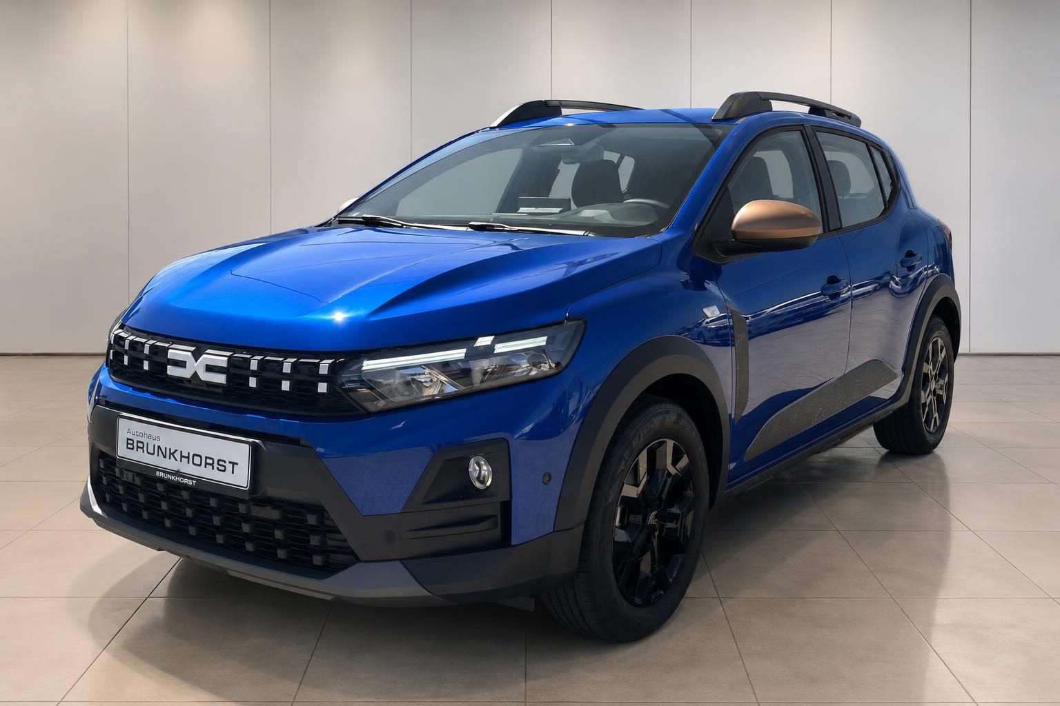 Blauer Dacia Sandero SUV Seitenansicht im modernen Autohaus Showroom