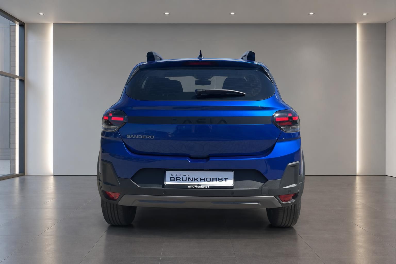 Blauer Dacia Sandero Heckansicht mit Rücklichtern - Autohaus Brunkhorst