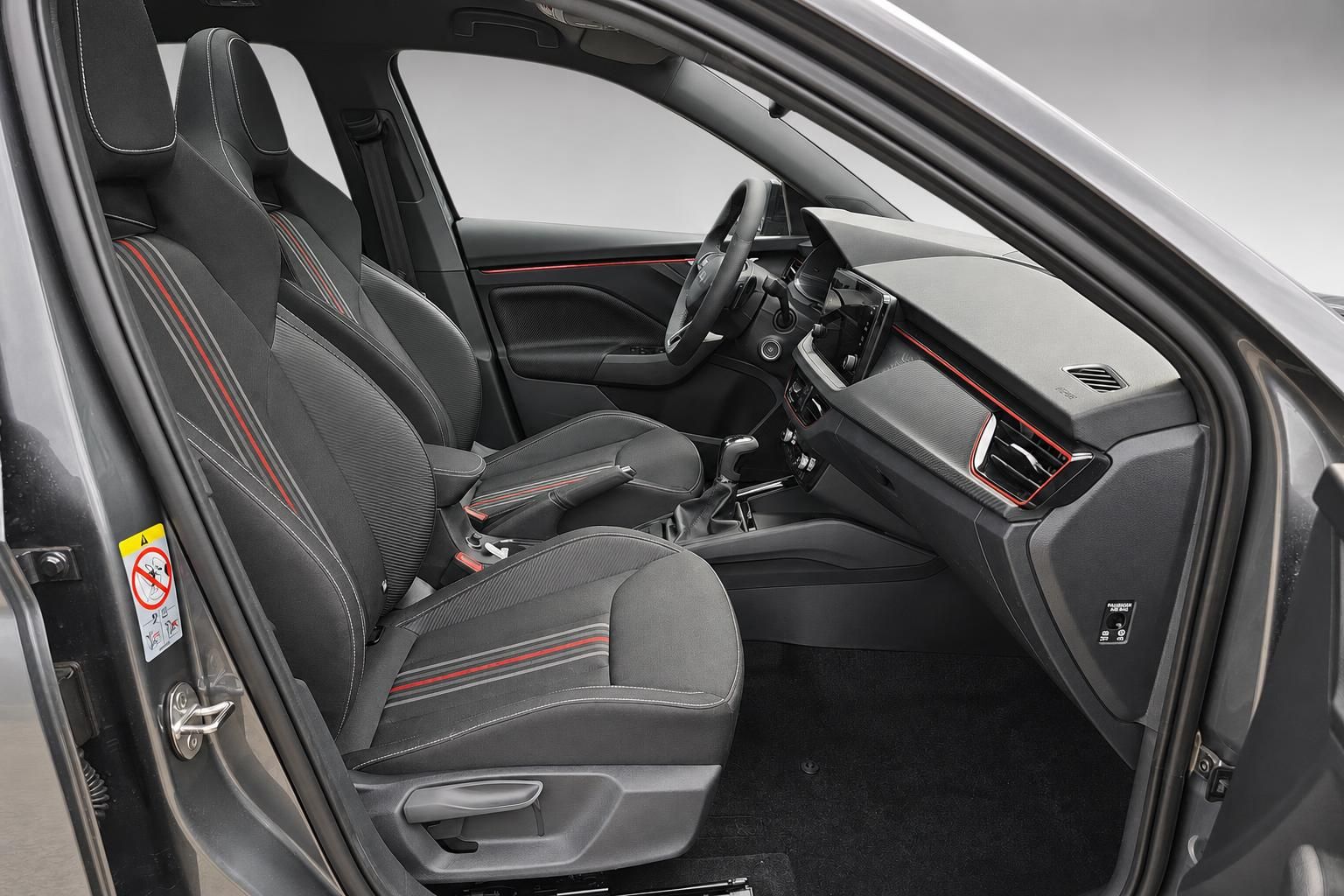 Skoda Innenraum Vordersitze mit roten Ziernaehten und Cockpit