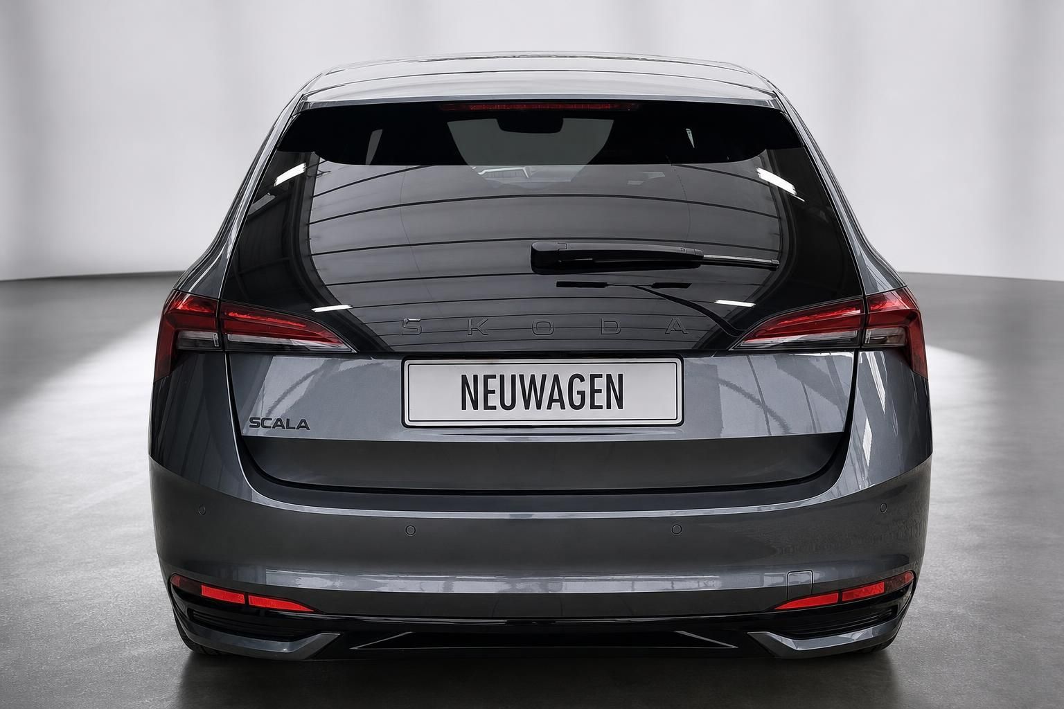 Škoda Scala grau, Heckansicht frontal im Fotostudio