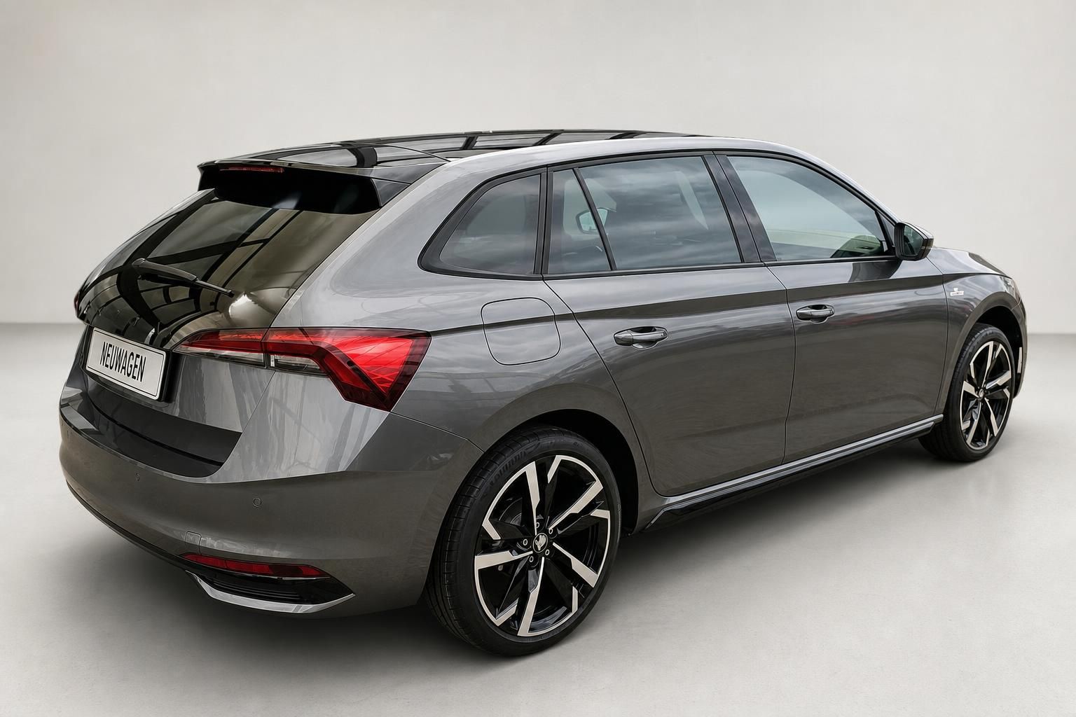 Škoda Scala Monte Carlo grau, Heckansicht schräg im Studio