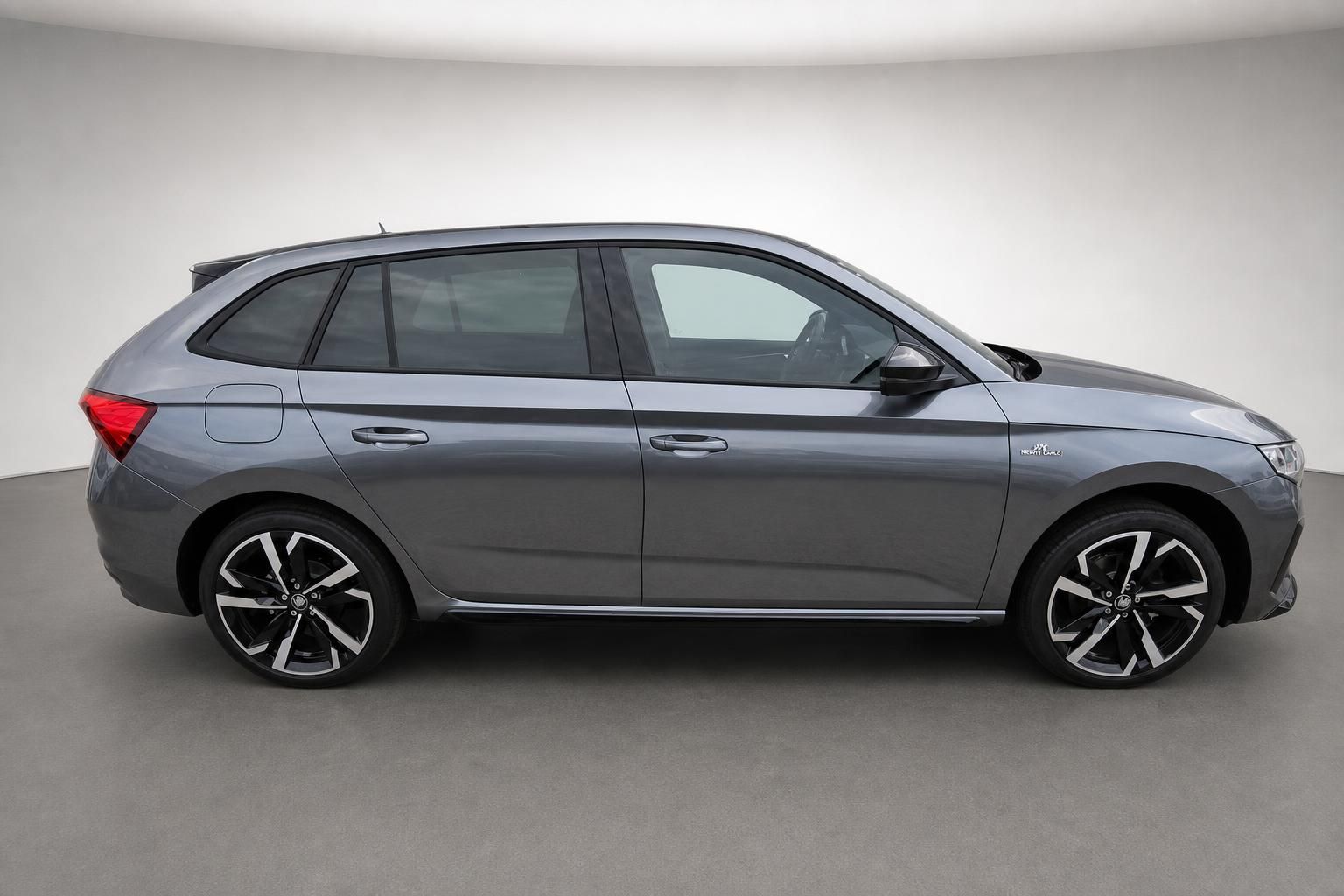 Škoda Scala Monte Carlo grau, Seitenansicht im Studio