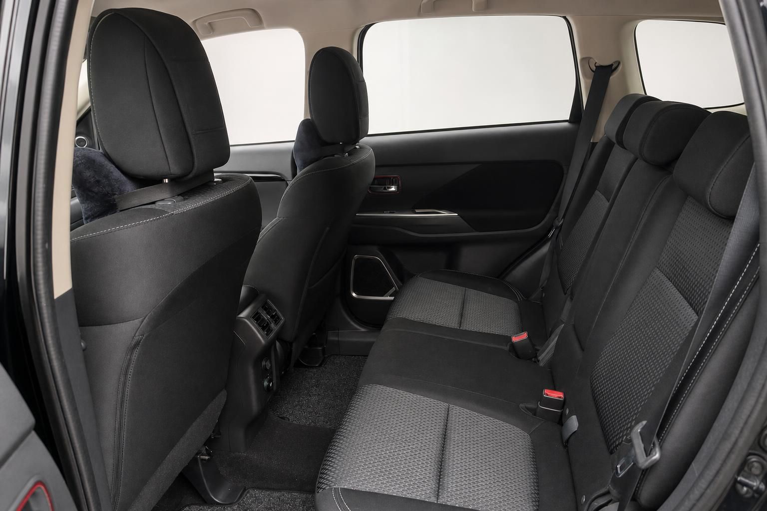 Mitsubishi Outlander Rücksitzbank im Fond mit schwarzem Stoffbezug