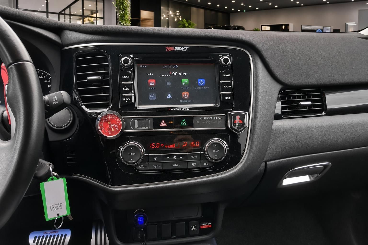 Mittelkonsole mit Infotainment-Display im Mitsubishi Outlander Innenraum