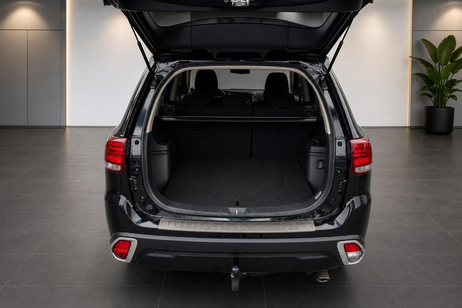 Mitsubishi Outlander Kofferraum mit geöffneter Heckklappe von hinten