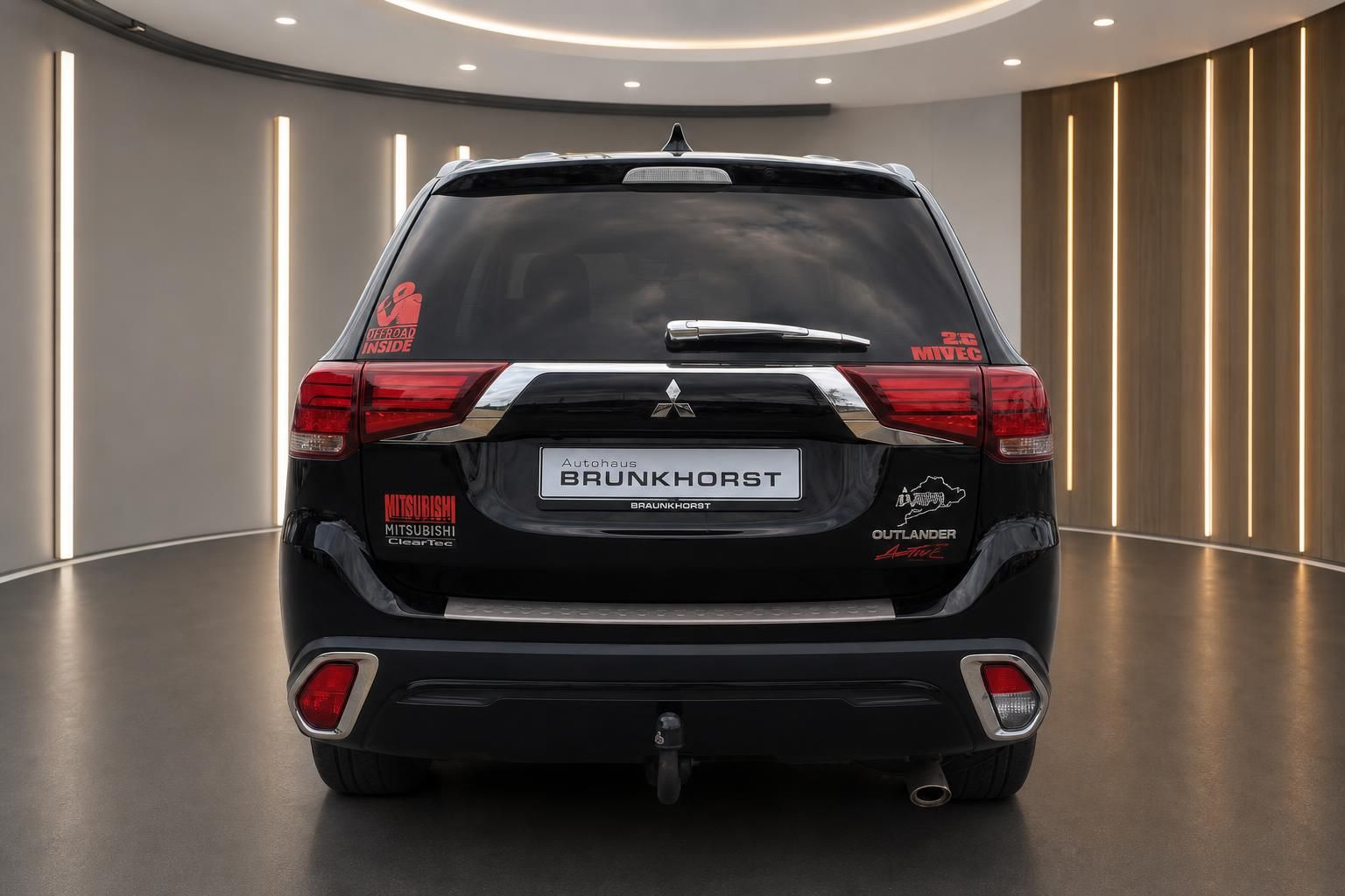 Mitsubishi Outlander schwarz Heckansicht mit Anhängerkupplung im Autohaus