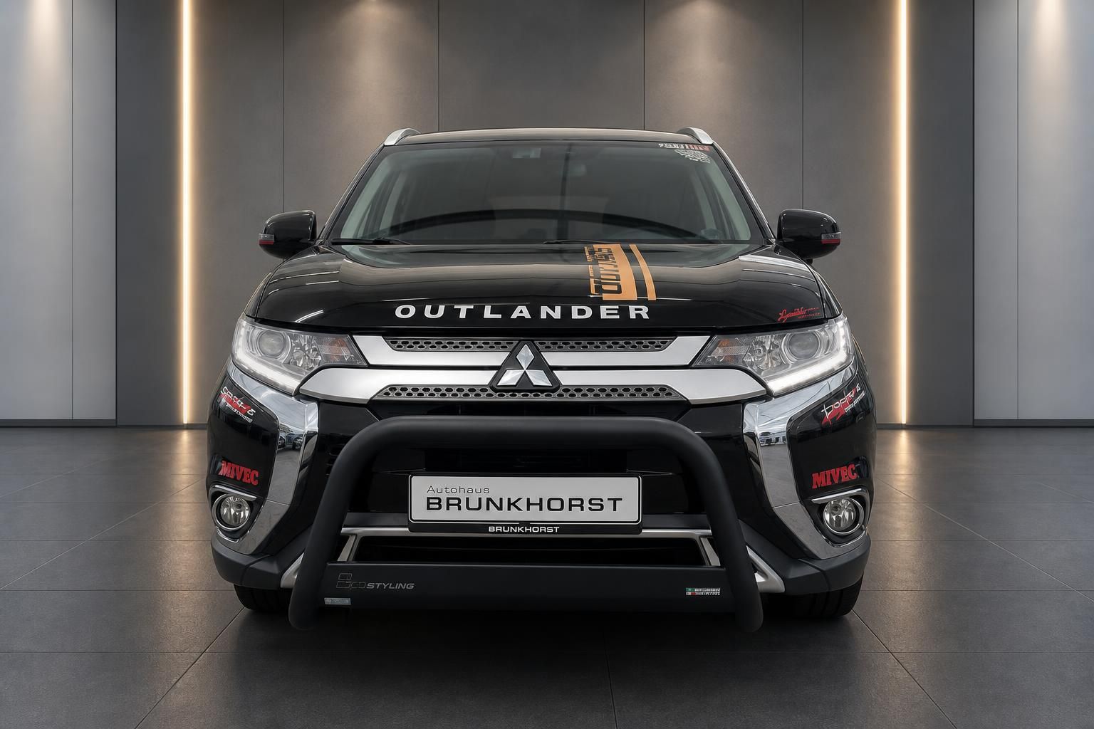 Mitsubishi Outlander schwarz Frontansicht mit Frontbügel und Kennzeichenhalter