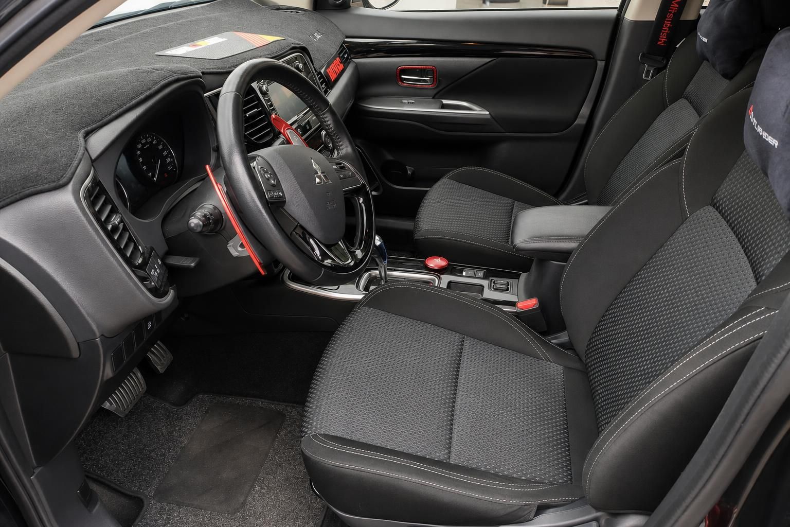 Mitsubishi Innenraum mit schwarzen Sportsitzen und Lenkrad Detailansicht