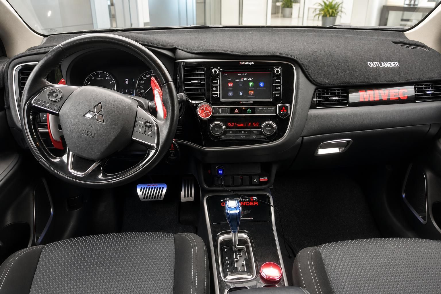 Mitsubishi Outlander Cockpit mit Lenkrad, Display und Automatikschaltung