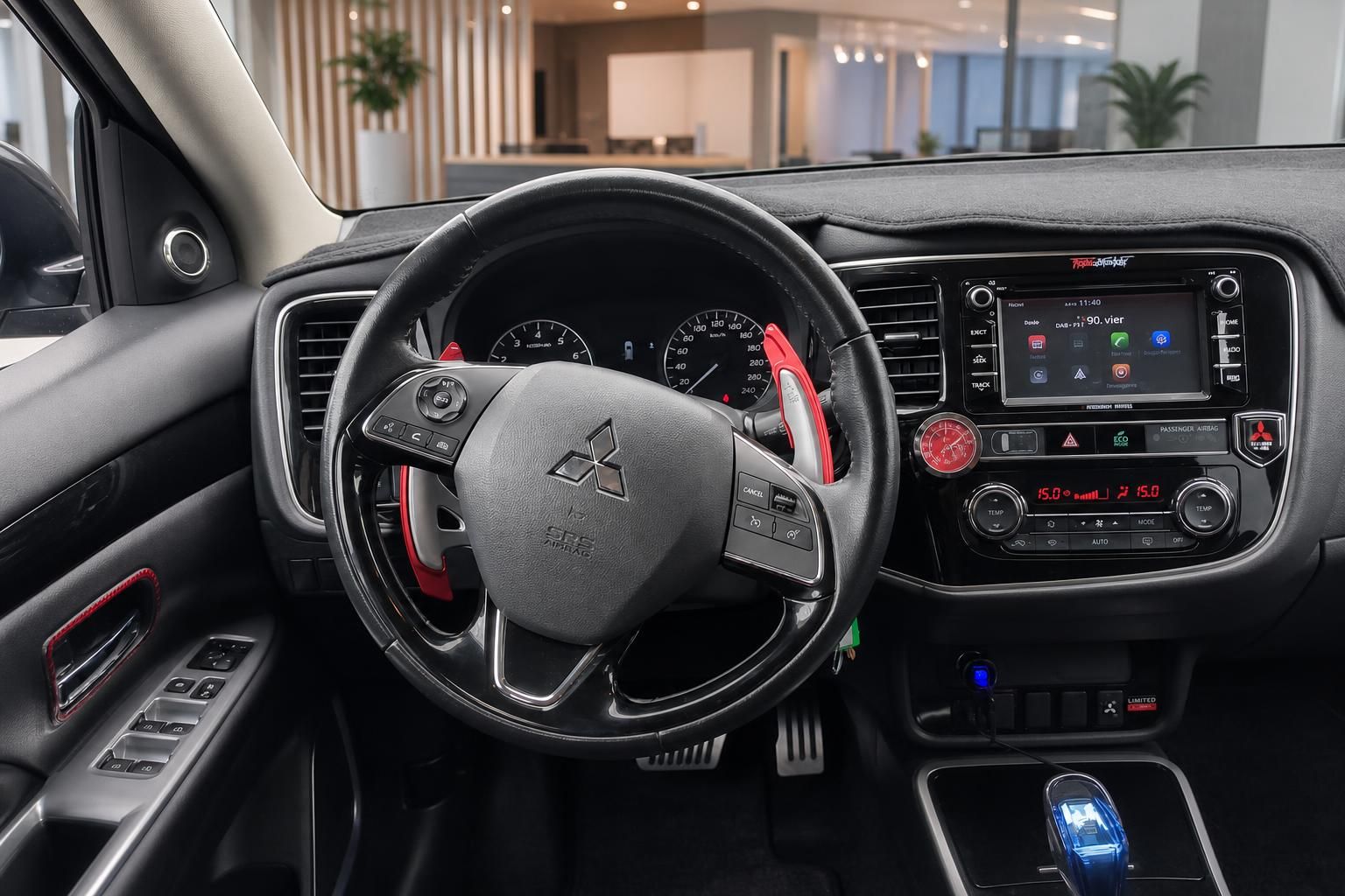 Mitsubishi Outlander Cockpit mit Lenkrad und Multimedia-Display