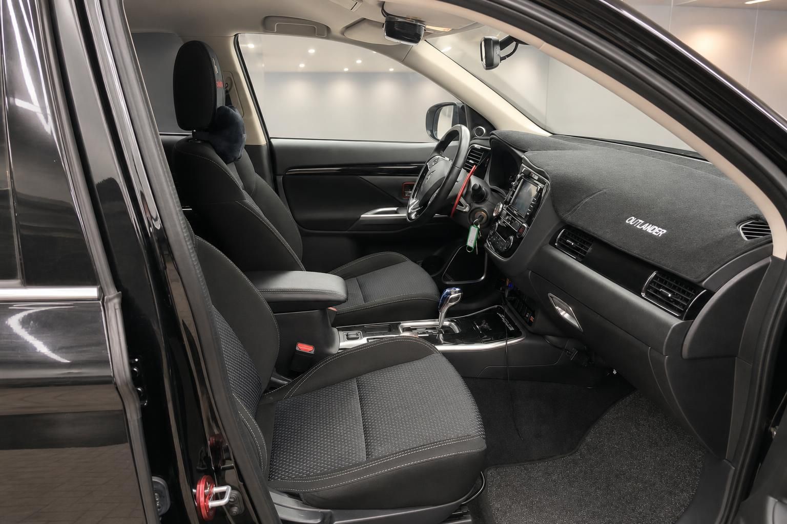 Mitsubishi Outlander Innenraum mit Vordersitzen und Armaturenbrett