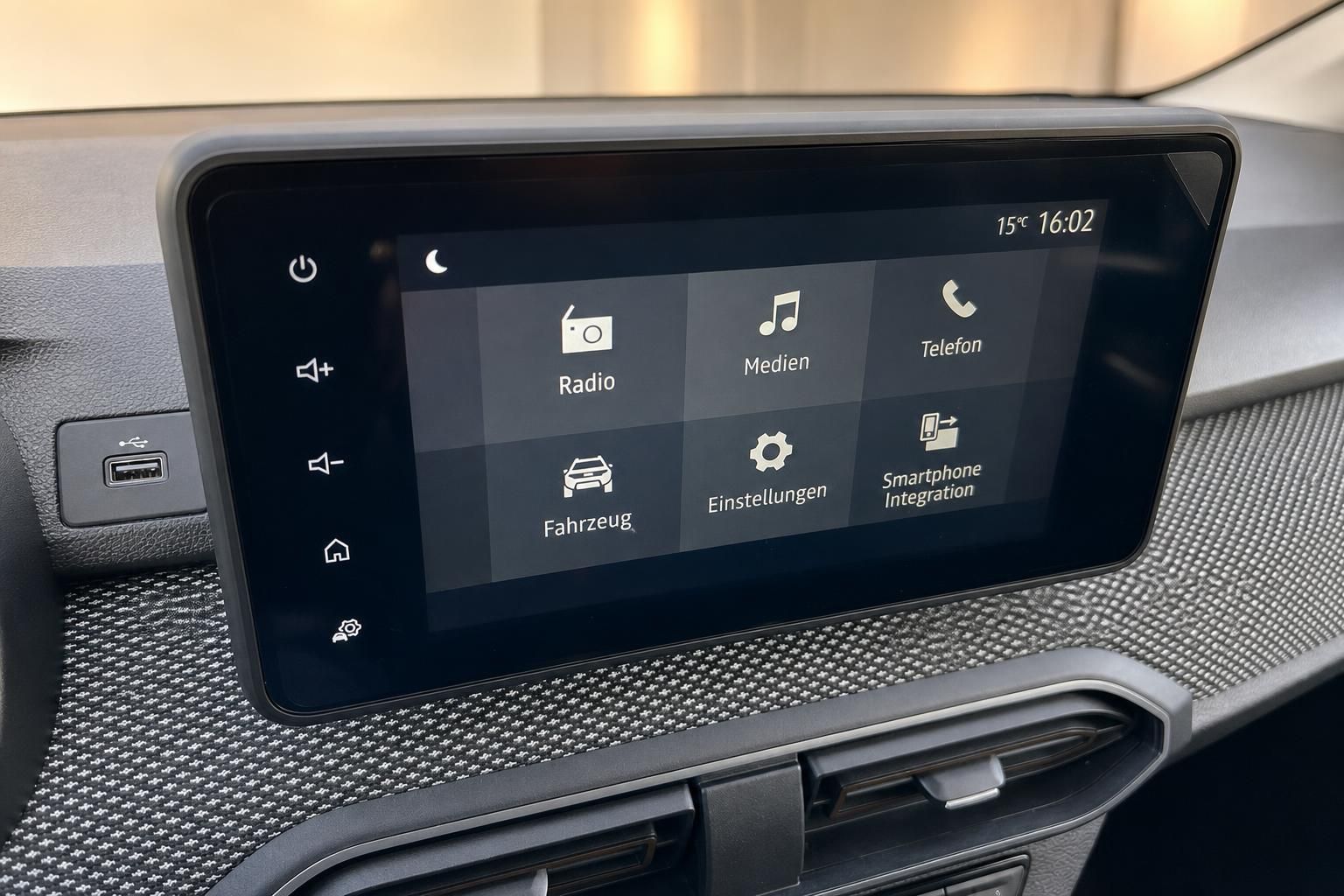 Touchscreen-Infotainmentsystem mit Menü für Radio, Medien, Telefon und Fahrzeugeinstellungen