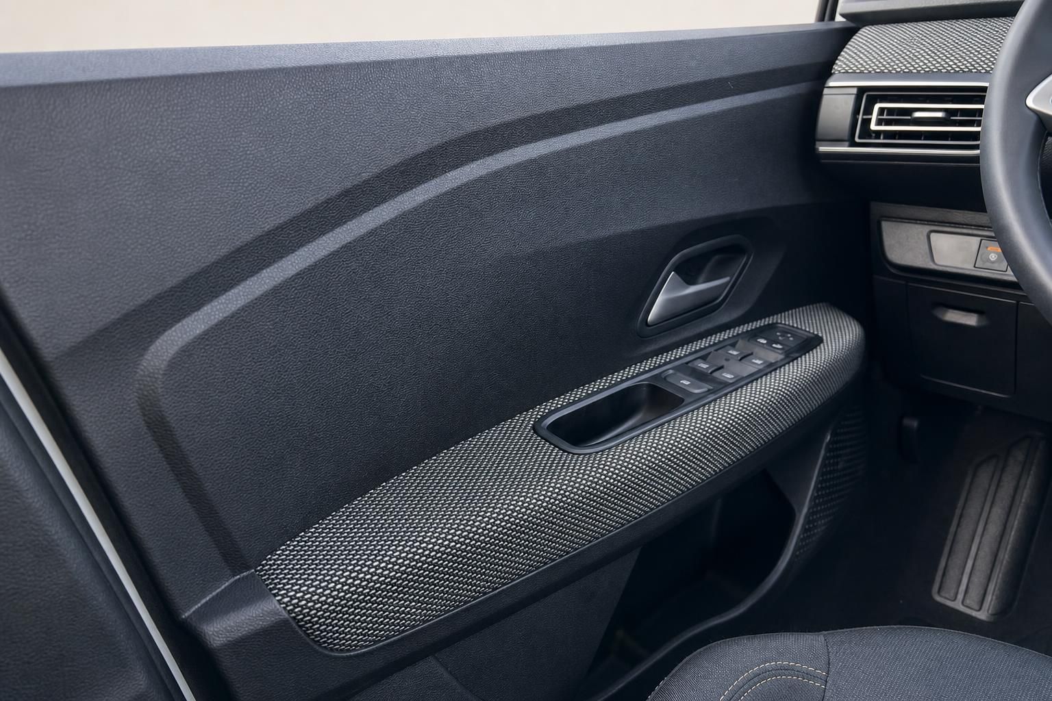 Fahrzeugtür-Innenverkleidung mit Fensterheberschaltern und Türgriff in schwarzem Design