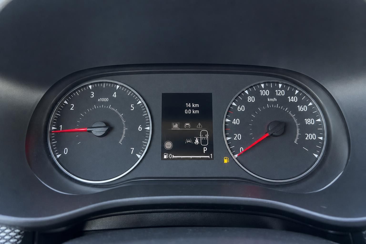 Fahrzeug-Armaturenbrett mit Tachometer und Drehzahlmesser - moderne Cockpit-Ansicht