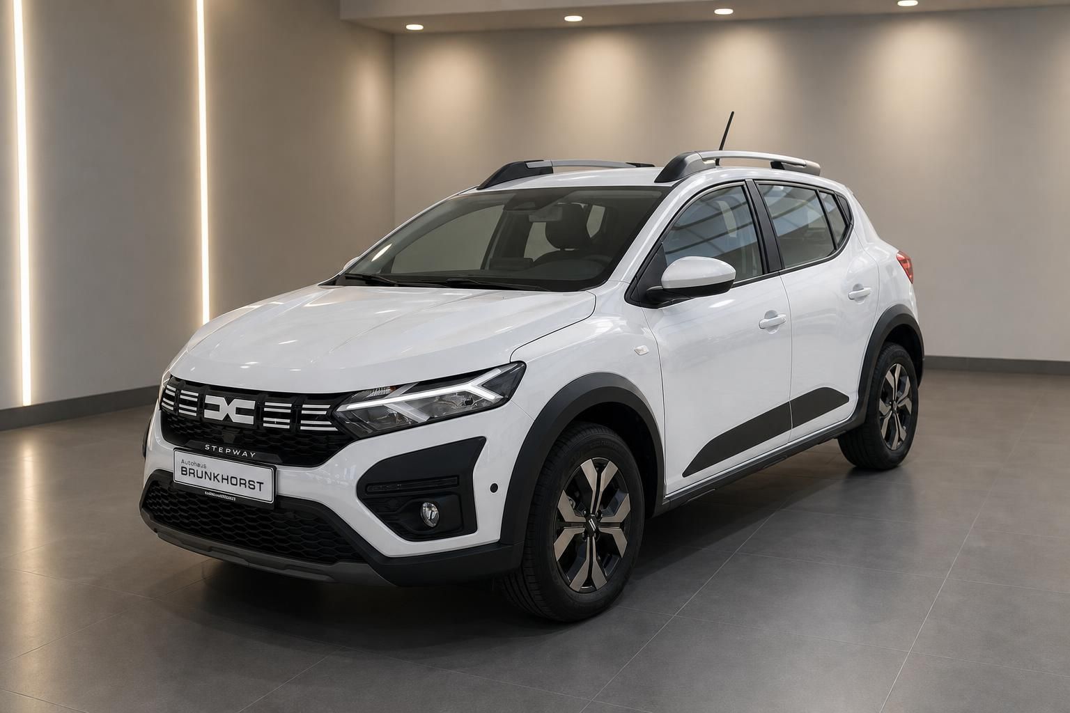 Weißer Dacia Sandero Stepway SUV im modernen Autohaus-Showroom, Dreiviertelansicht von vorne