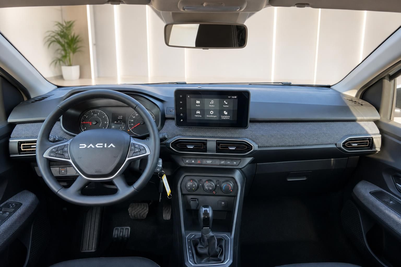 Dacia Armaturenbrett mit digitalem Display, Touchscreen und modernen Bedienelementen im Innenraum