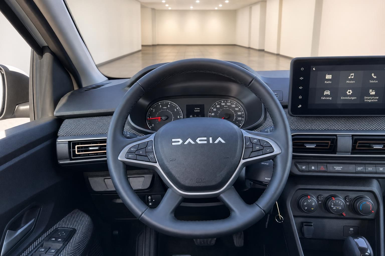 Dacia Cockpit mit Lenkrad, Armaturenbrett und Touchscreen-Display im modernen Design