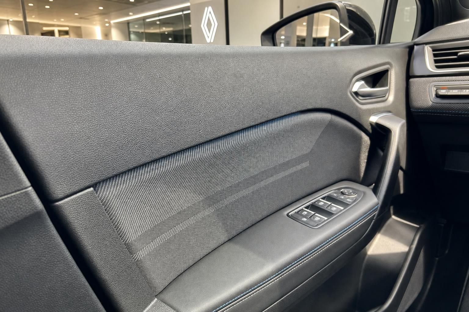 Renault Türverkleidung Innenraum mit Fensterheberschaltern und strukturiertem Design
