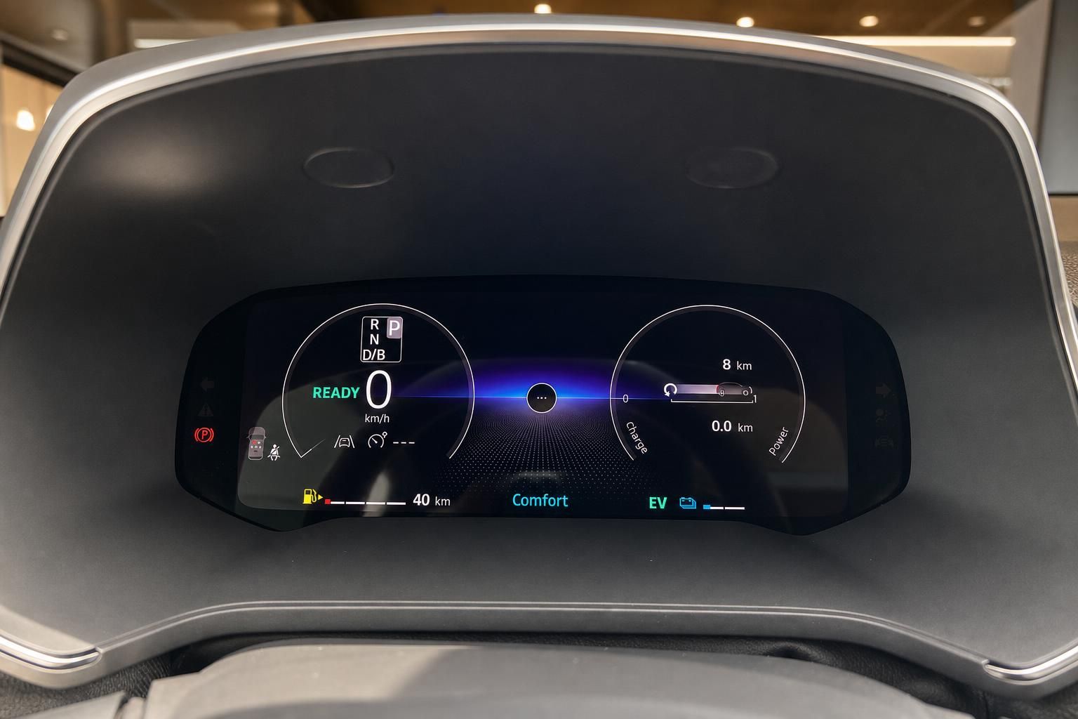 Digitales Kombiinstrument eines Elektrofahrzeugs mit READY-Anzeige und Ladezustandsanzeige