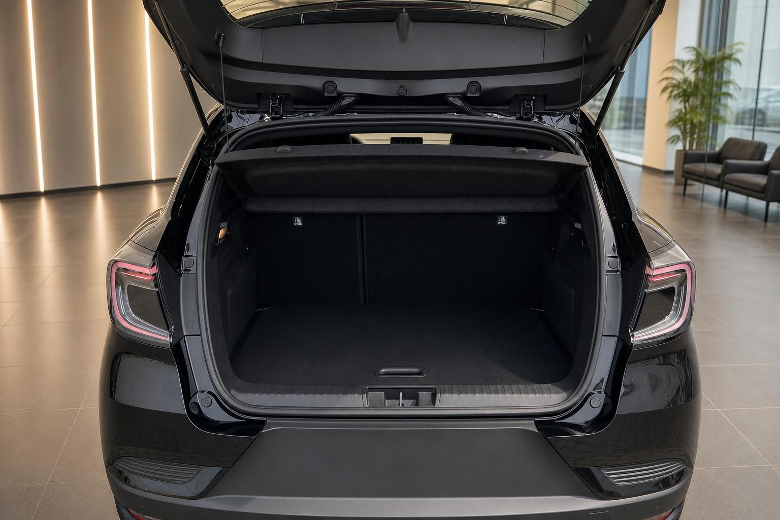 Geöffneter Kofferraum eines dunklen SUV mit LED-Rückleuchten in Autohaus-Showroom