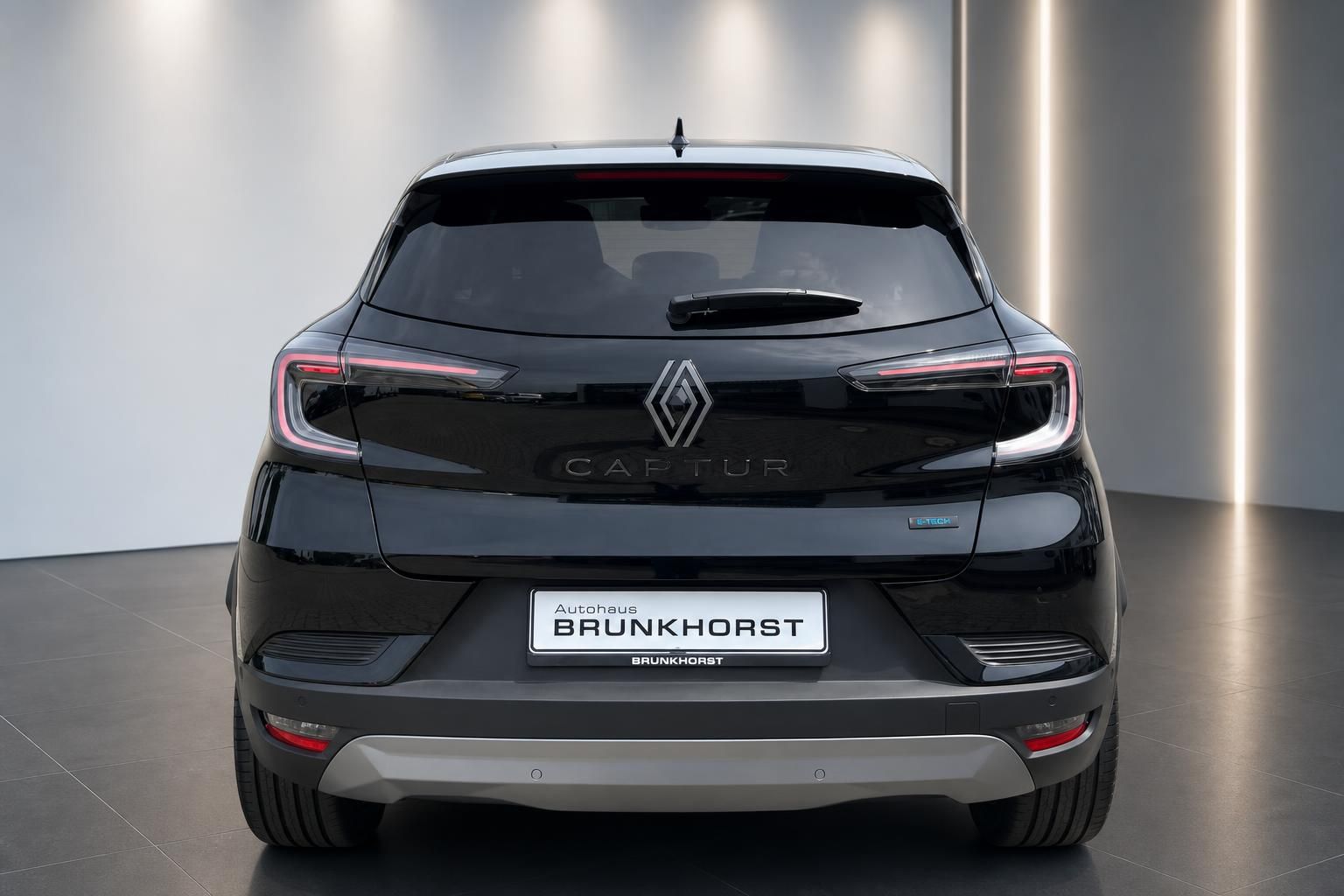Renault Captur Heckansicht in anthrazit mit LED-Rücklichtern und Captur-Schriftzug