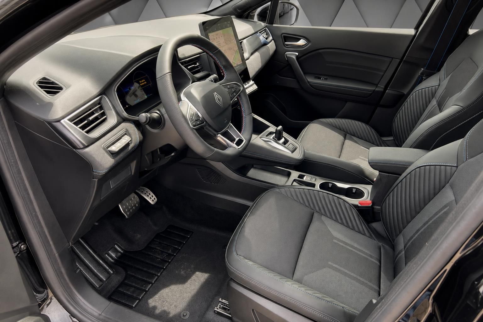 Renault Captur Fahrerplatz mit Sportlenkrad, Navigationsdisplay und hochwertigen Materialien