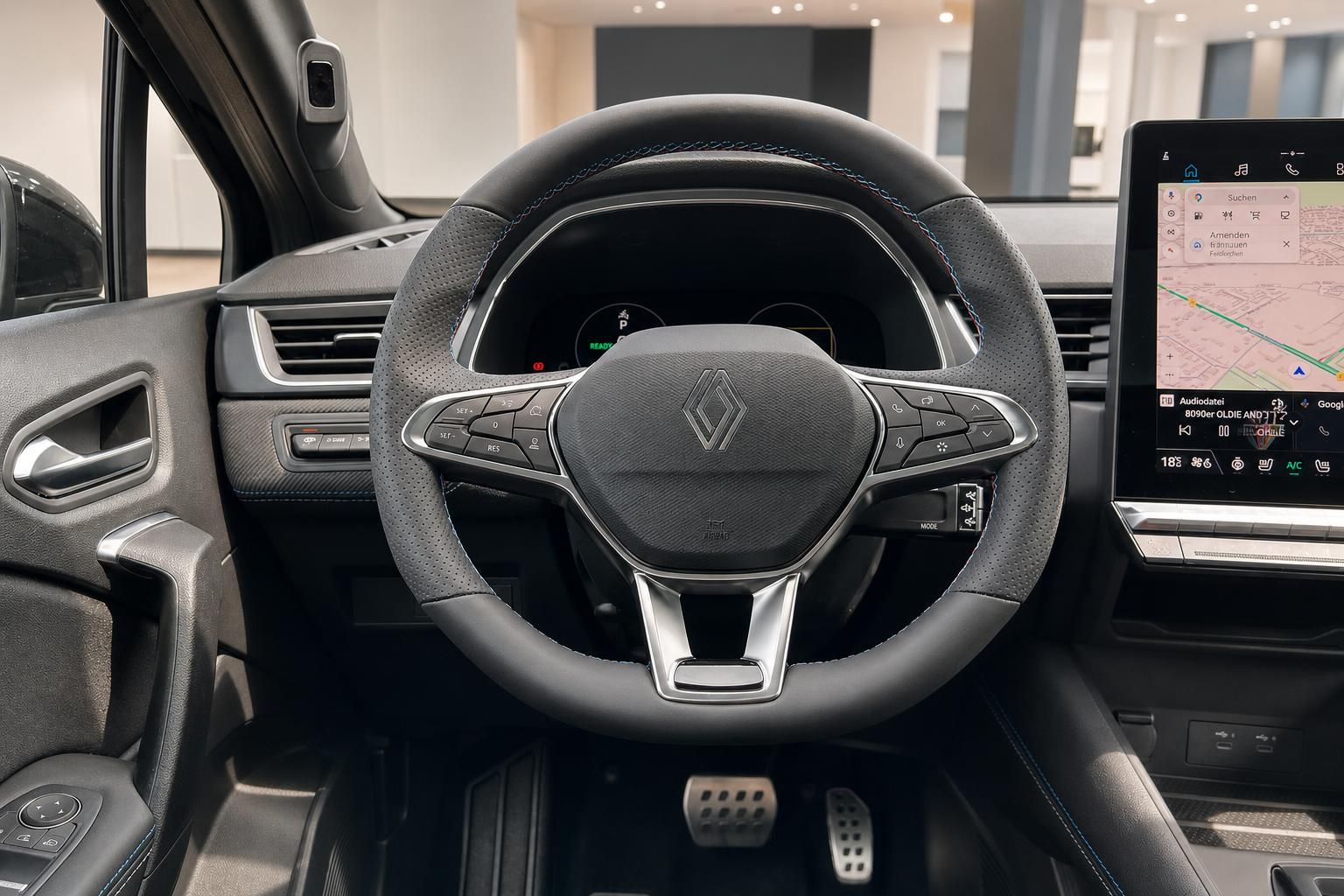 Renault Cockpit Innenraum mit Lenkrad, Navigationssystem und modernem Dashboard