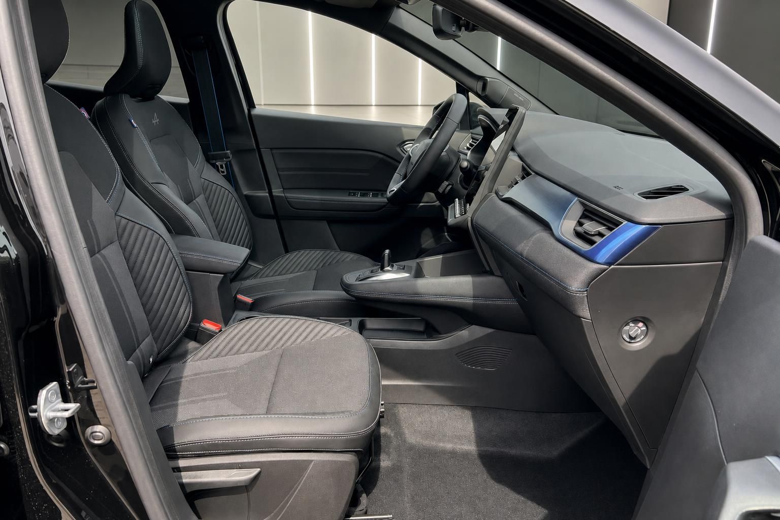Renault Vordersitze Innenraum mit Mittelkonsole und Automatikgetriebe