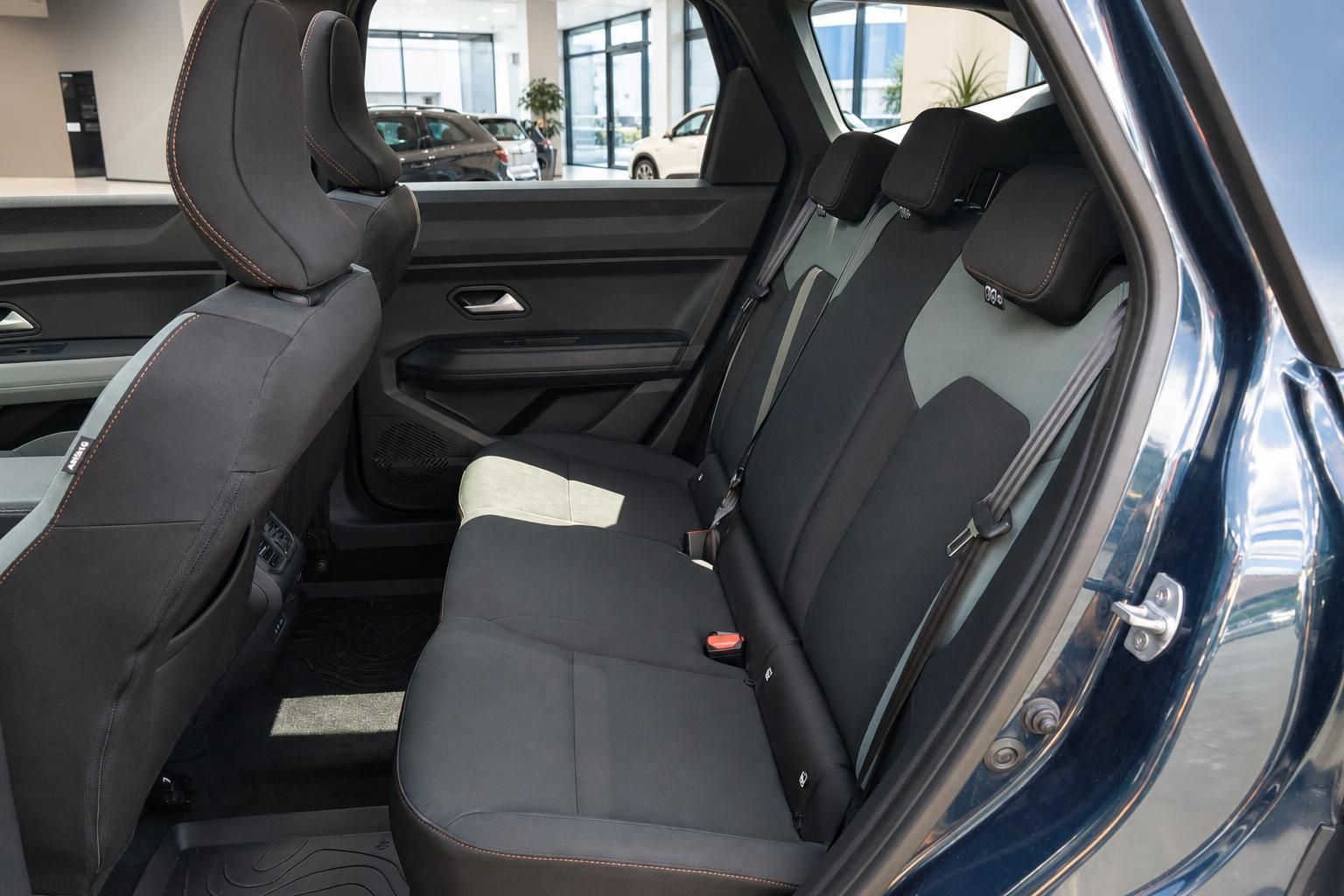 Dacia Bigster Innenraum Rücksitze – schwarze Stoffsitze mit orangefarbener Kontrastnaht