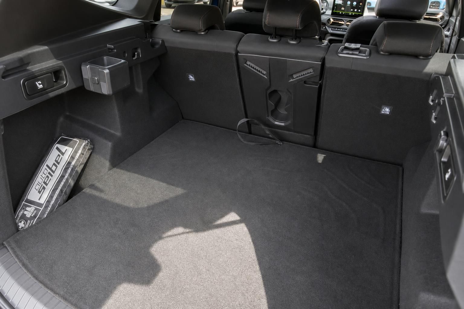 Geräumiger Kofferraum mit umgeklappten Rücksitzen und Teppichboden im SUV