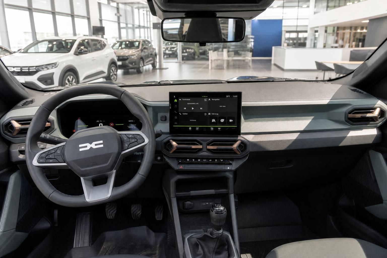 Dacia Cockpit mit digitalem Kombiinstrument, Touchscreen-Infotainment und Schaltgetriebe