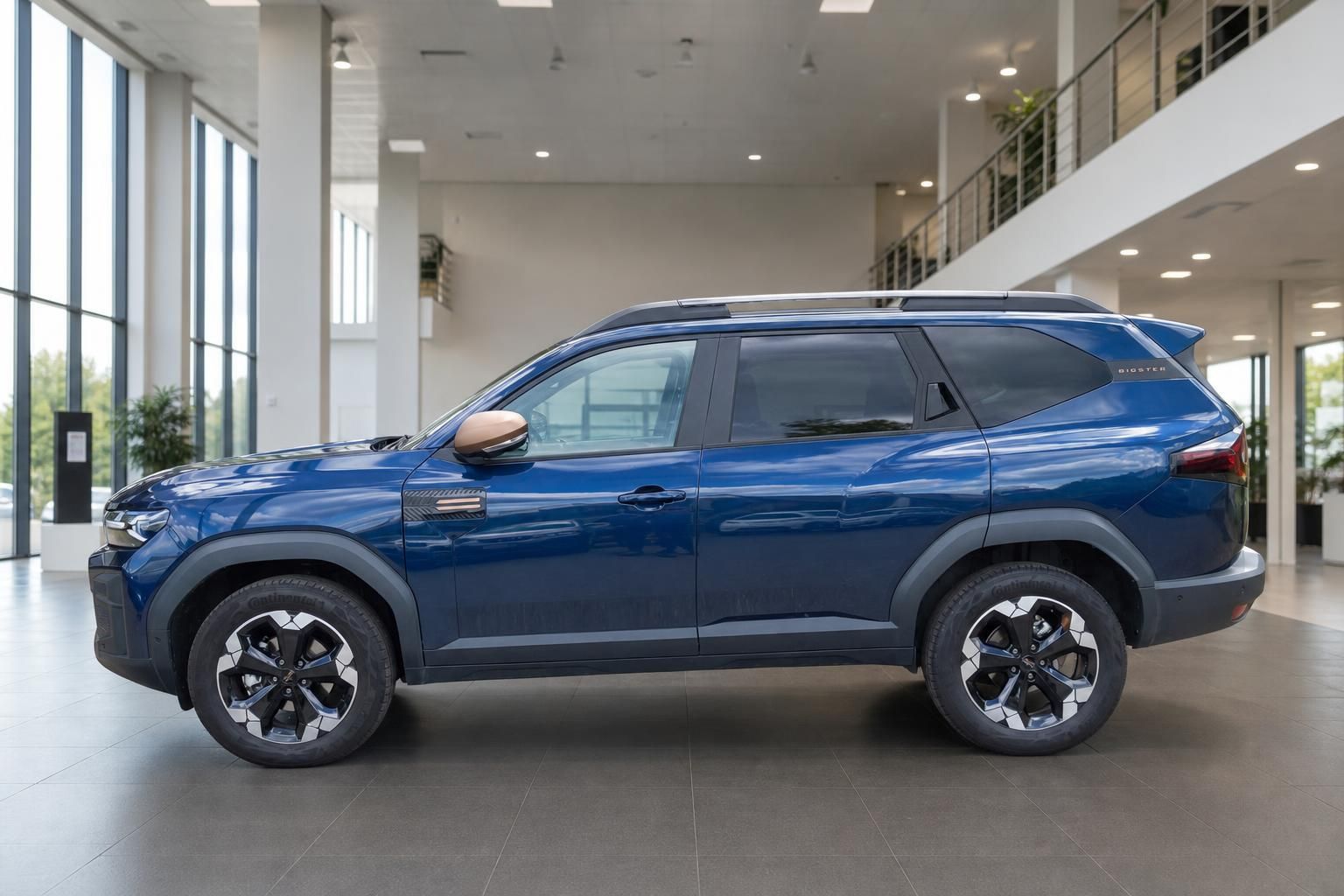 Dacia Bigster blau Seitenansicht im Autohaus – großer SUV Neufahrzeug