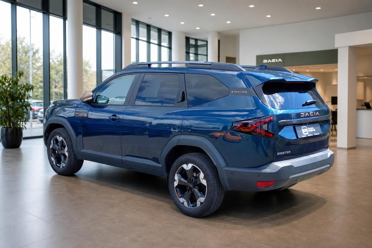 Dacia Bigster blau Heckansicht schräg im Autohaus – SUV Neufahrzeug