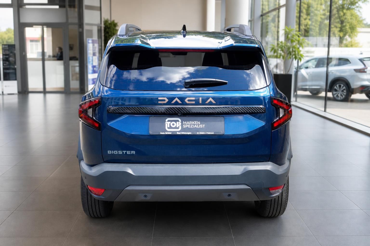 Dacia Bigster blau Heckansicht gerade im Autohaus – SUV Neufahrzeug Händler