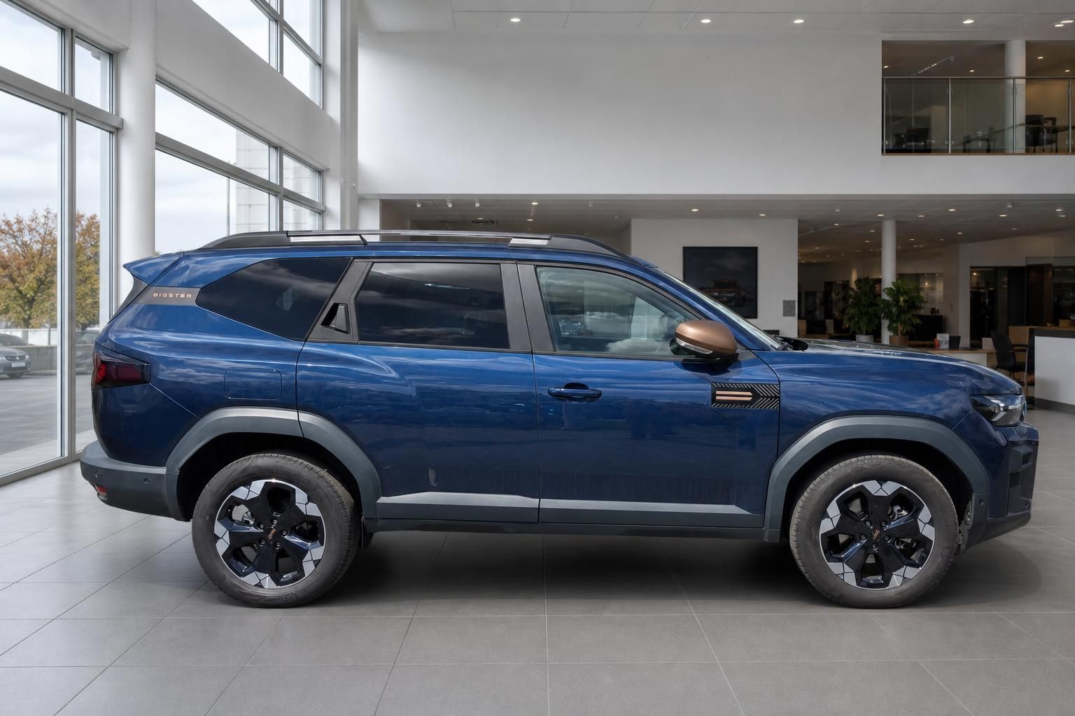 Dacia Bigster blau Seitenansicht im Autohaus – großer SUV mit Panoramadach und Alufelgen