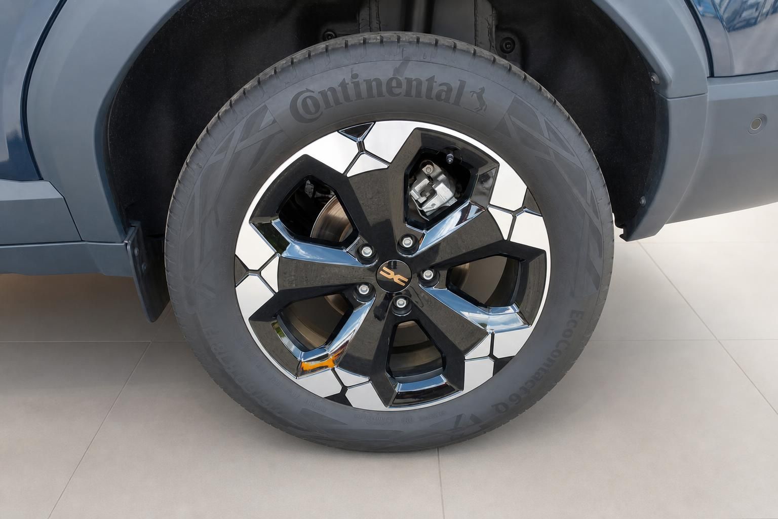 Dacia Bigster Alufelge Detailaufnahme – 5-Speichen-Design mit Continental-Reifen