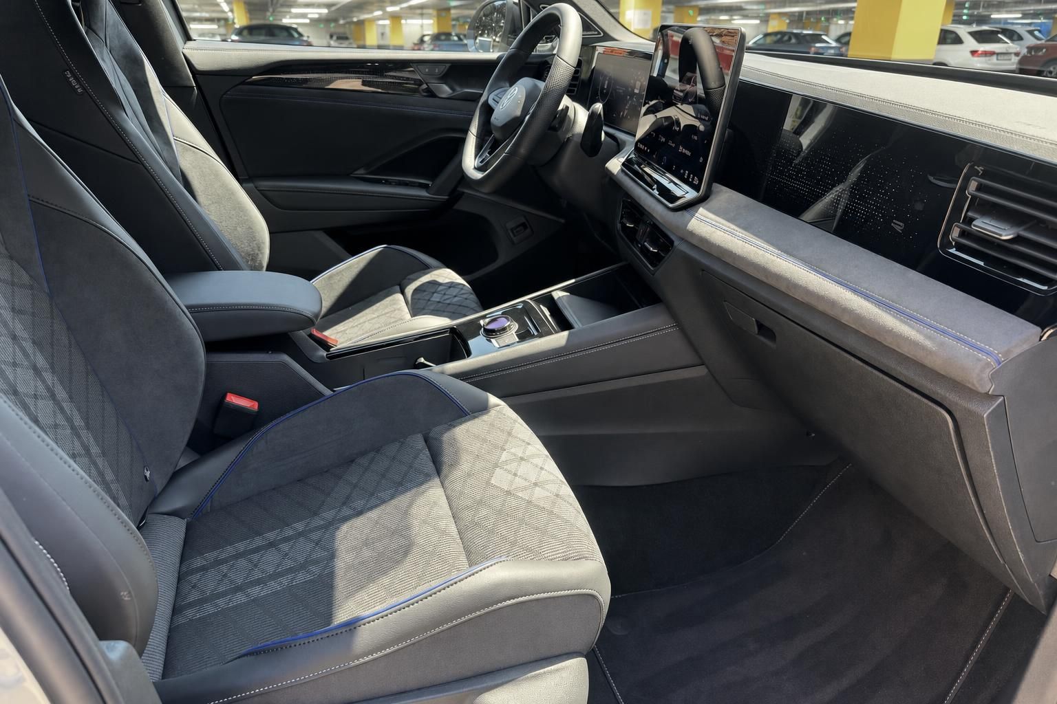 VW Tiguan Cockpit mit Lenkrad und Touchscreen Infotainment
