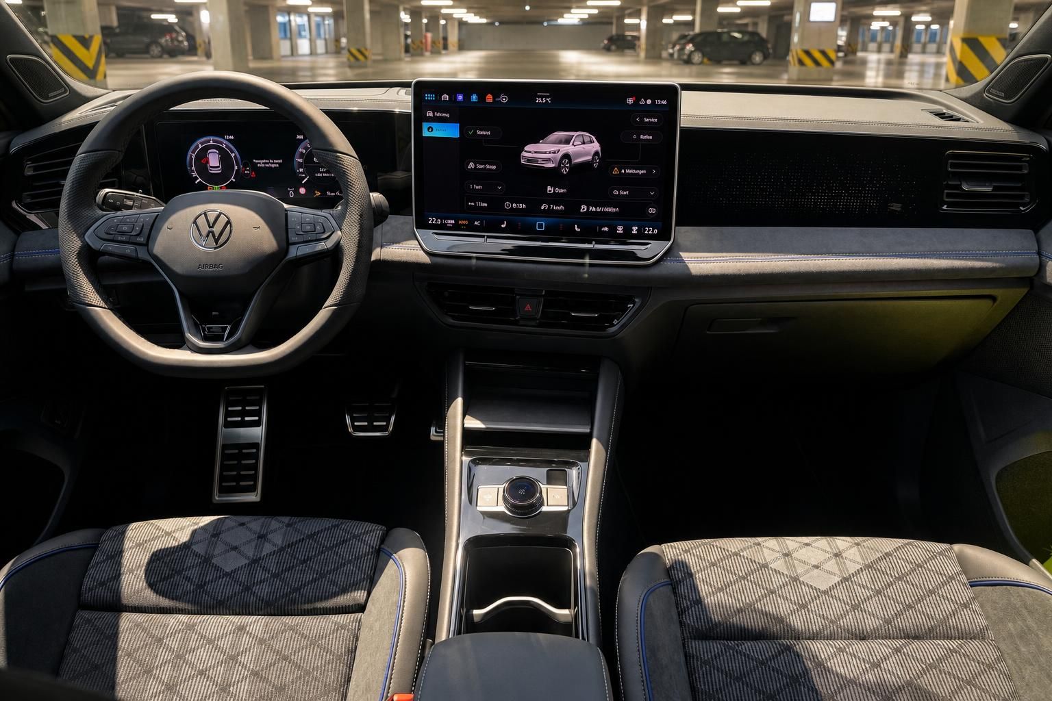 VW Cockpit mit Lenkrad, Digitaltacho und Infotainment-Display im Parkhaus