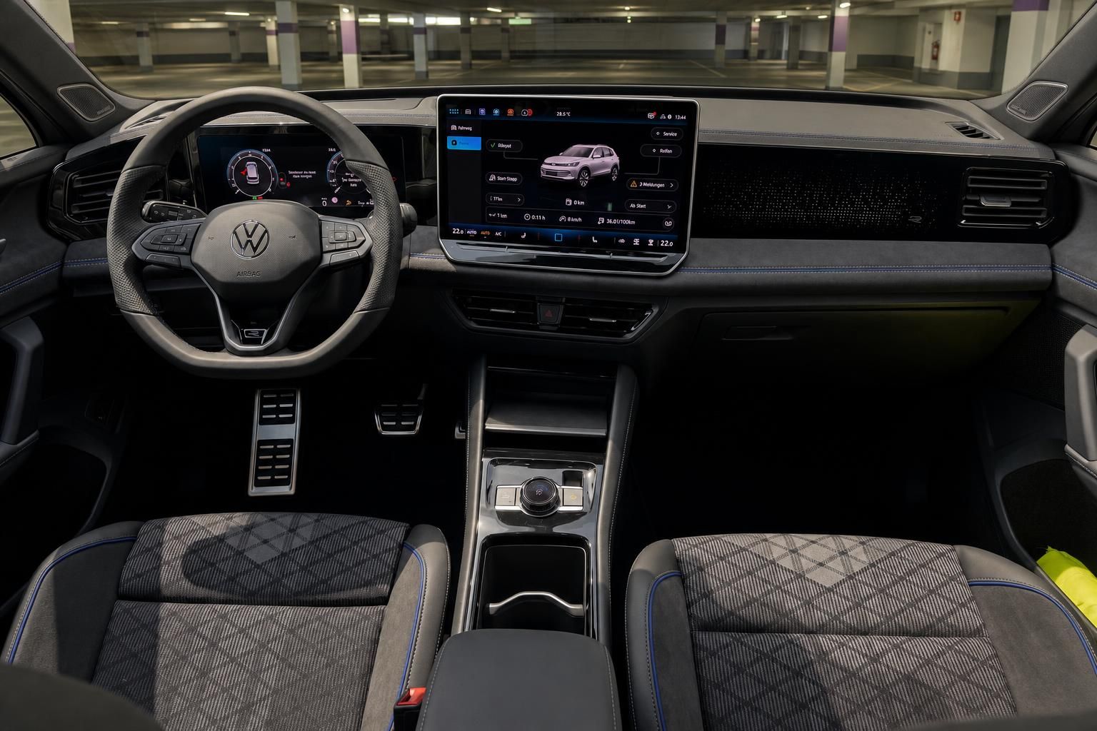 VW Innenraum mit Sportlenkrad, Sitzen und Touchscreen im Parkhaus