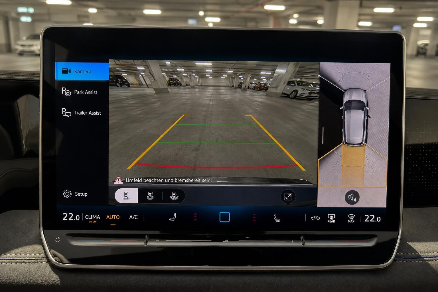 VW Infotainment-Display mit aktivierter Rückfahrkamera und Parkassistent