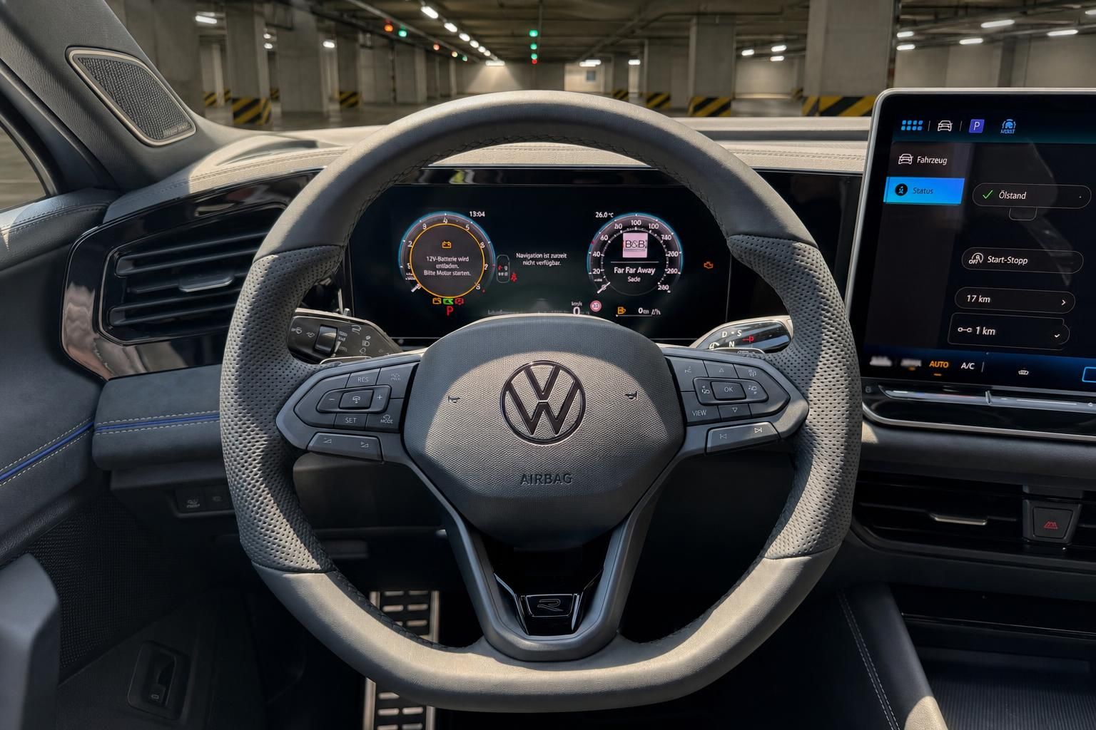VW R-Lenkrad Nahaufnahme mit Digitaltacho und Bedienelementen