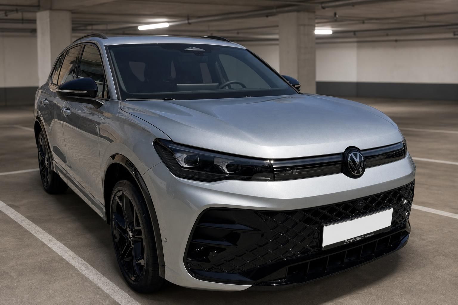 VW Tiguan silber Frontansicht in Tiefgarage mit schwarzem Kühlergrill