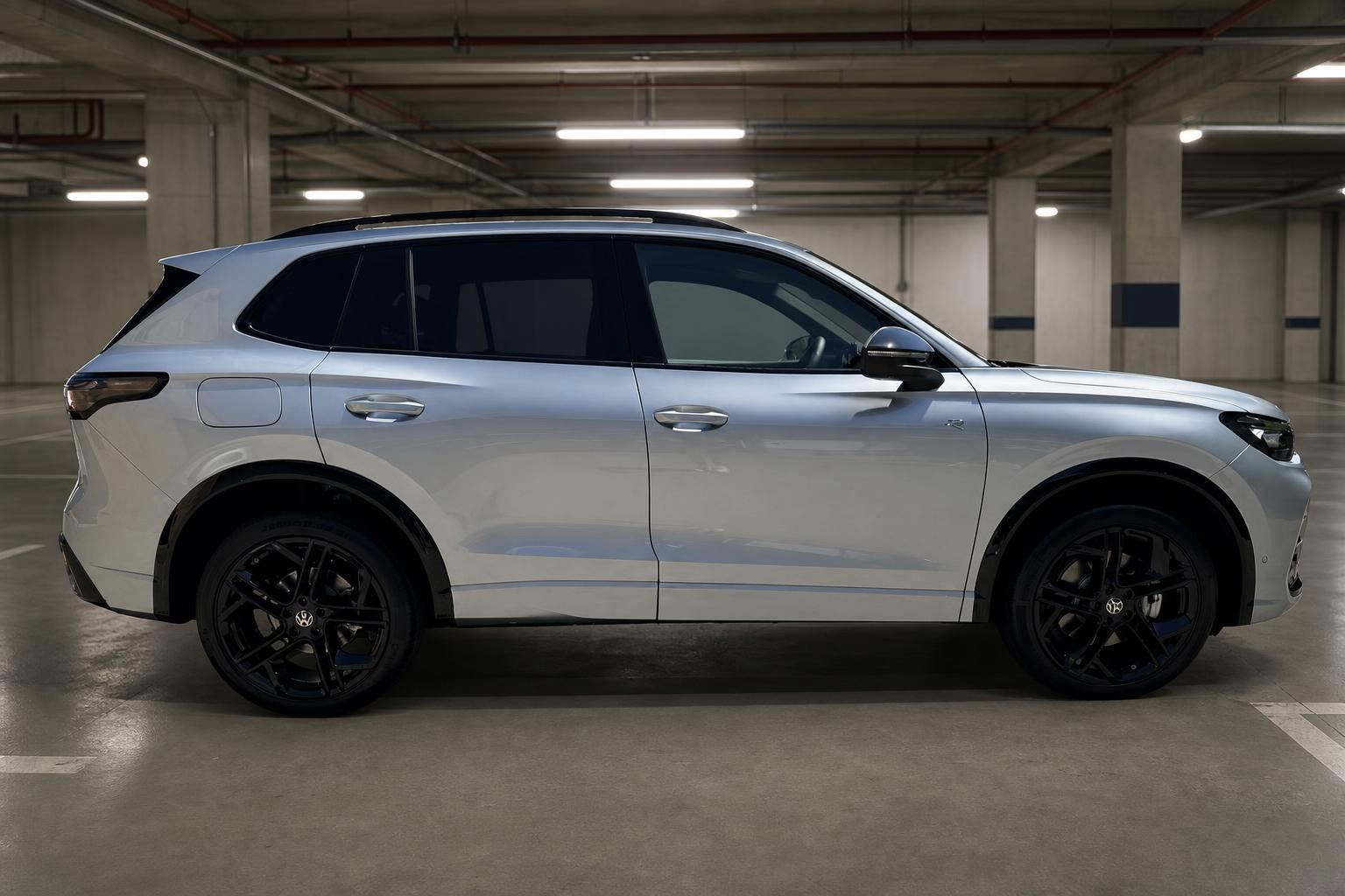 VW Tiguan silber Seitenansicht in Tiefgarage mit R-Line Ausstattung