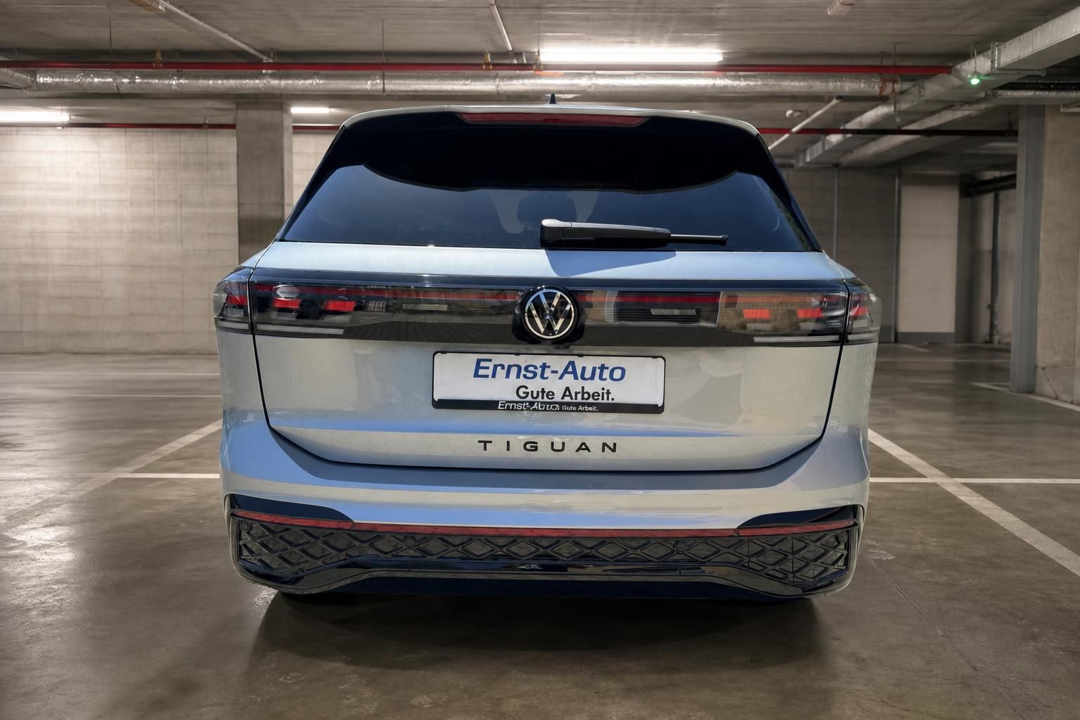 VW Tiguan silber Heckansicht in Parkgarage mit Kennzeichenhalter Ernst-Auto