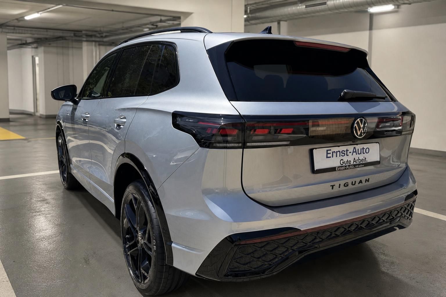 VW Tiguan silber Heckansicht in Tiefgarage, Ernst-Auto Angebot
