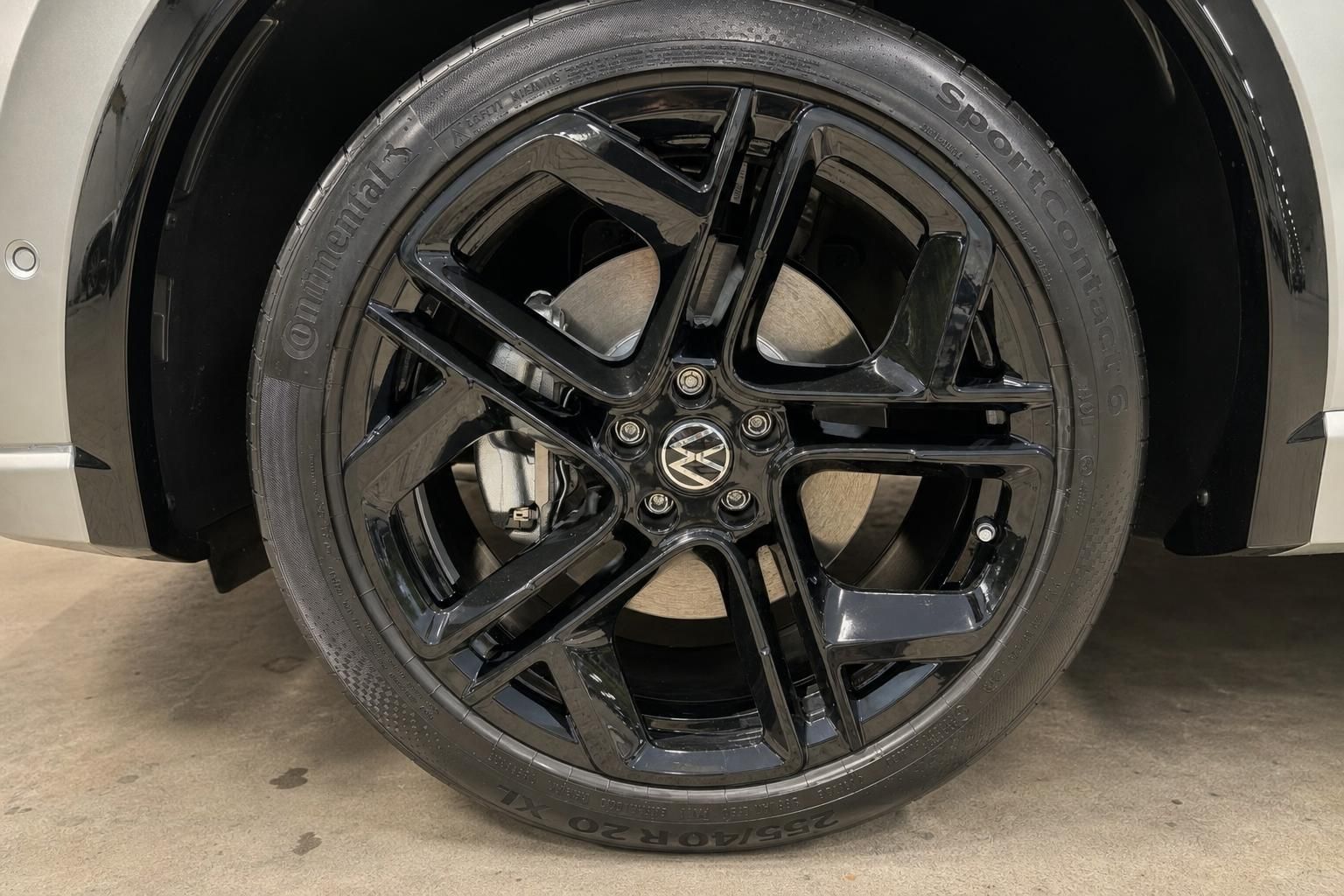 VW Tiguan schwarze Alufelge mit Continental Reifen Nahaufnahme