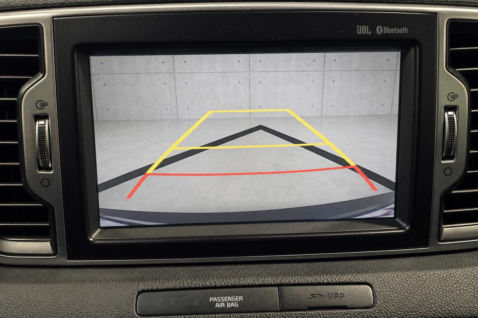 Rueckfahrkamera-Bildschirm mit Einparkhilfe im Kia Infotainment-Display